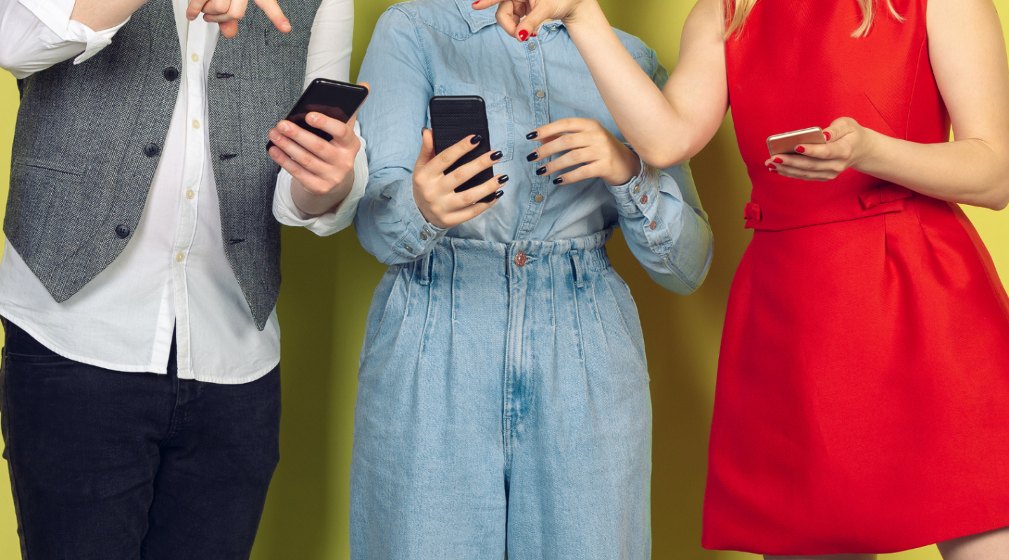 Kolme henkilöä keskustelee kahdessa älypuhelimessa näkemästään asiasta.