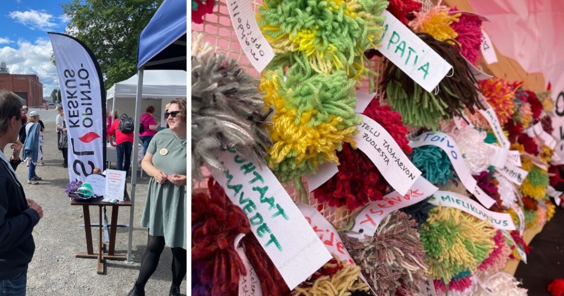 Kaksi kuvaa. Ensimmäisessä Emmi Alho juttelee henkilön kanssa KSL-opintokeskuksen teltalla. Taustalla näkyy punatiilinen tehdas. Toisessa kuvassa on erivärisiä tupsuja, joihin on kiinnitetty nauhoja, joihin on kirjoitettu mm. puhtaat juomavedet, taistelu tasa-arvon puolesta, empatia, ystävät, toivo ja mielikuvitus.