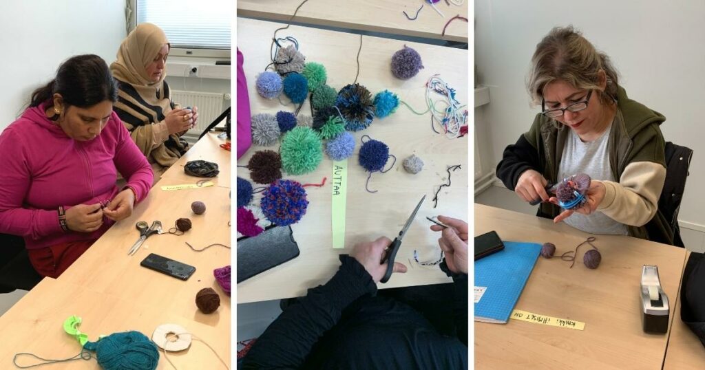 Kolme kuvaa, joissa lukutaitokoulutuksen opiskelijat tekevät langasta tupsuja.