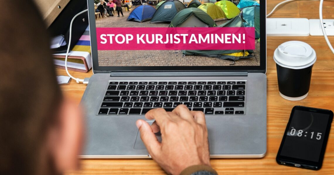 Käsi kannettavan tietokoneen näppäimistöllä. Ruudulla on telttoja isossa sisätilassa ja päällä teksti: Stop kurjistaminen!