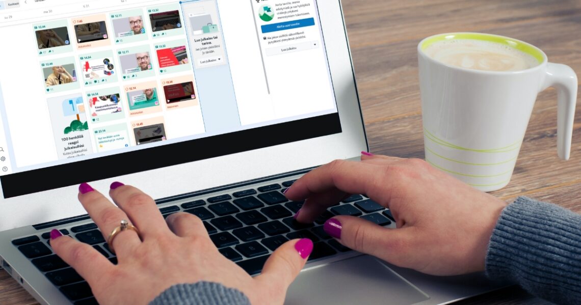 Kädet, kannettavan tietokoneen näppäimistöllä. Ruudulla näkyy taulukko, jossa on kuvia. Koneen vieressä on kahvikuppi.