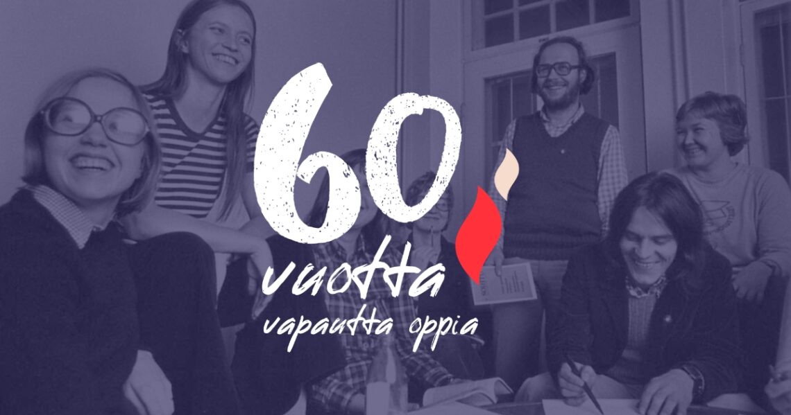 Seitsemän iloista henkilöä istuu ja seisoo sohvapöydän ympärillä. Kahdella on kädessään kirjanen, kolmas tekee pöydällä muistiinpanoja. Kuvan päällä on teksti 60 vuotta vaputta oppia!