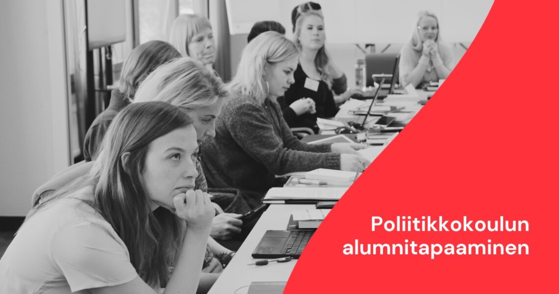 Li Andersson ja muita osallistujia pöydän ääressä luokkasalissa kuuntelemassa ja tekemässä muistiinpanoja.